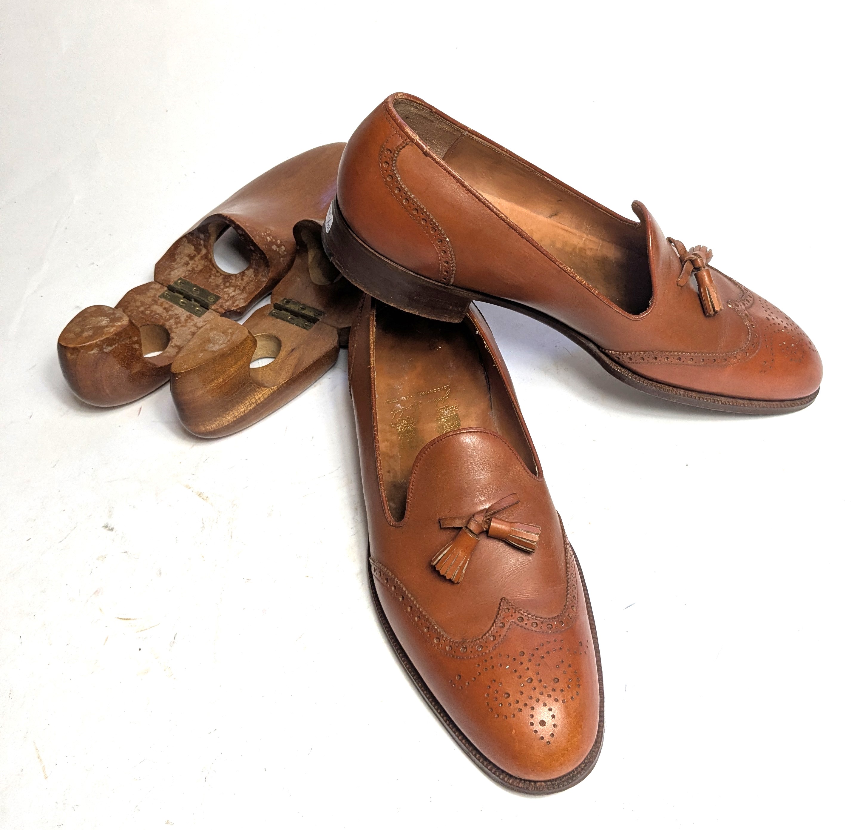 JOHN LOBB, PAIRE DE MOCASSINS de forme slipper,...